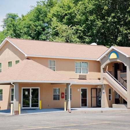 Days Inn By Wyndham Fairmont Exterior photo