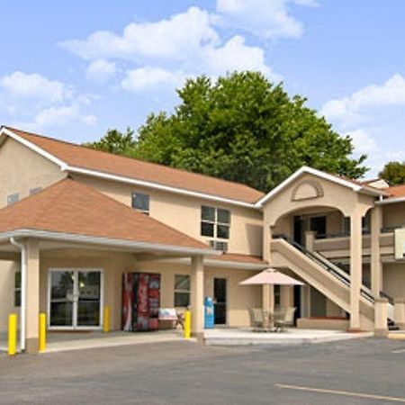 Days Inn By Wyndham Fairmont Exterior photo