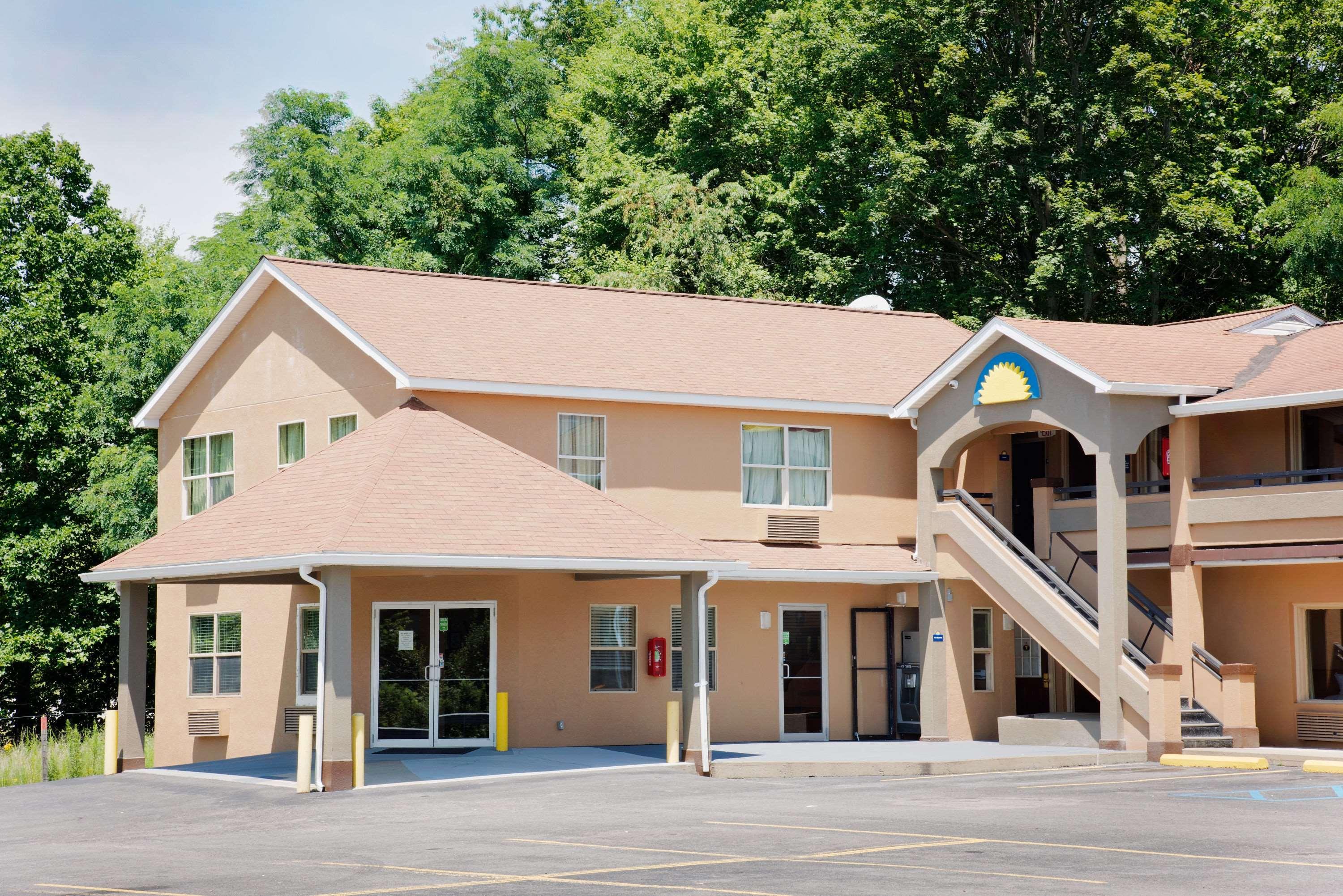 Days Inn By Wyndham Fairmont Exterior photo