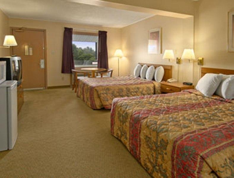 Days Inn By Wyndham Fairmont Room photo