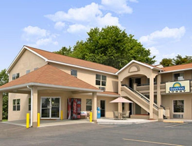 Days Inn By Wyndham Fairmont Exterior photo